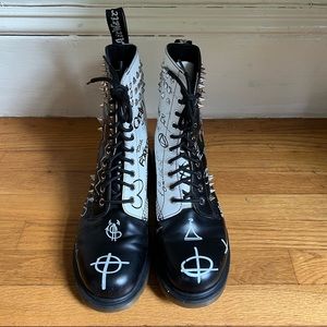 💥 RARE DOC Dr. Martens Maychild 1490 Graffiti in Black/White UK 8 EU 42 US M9